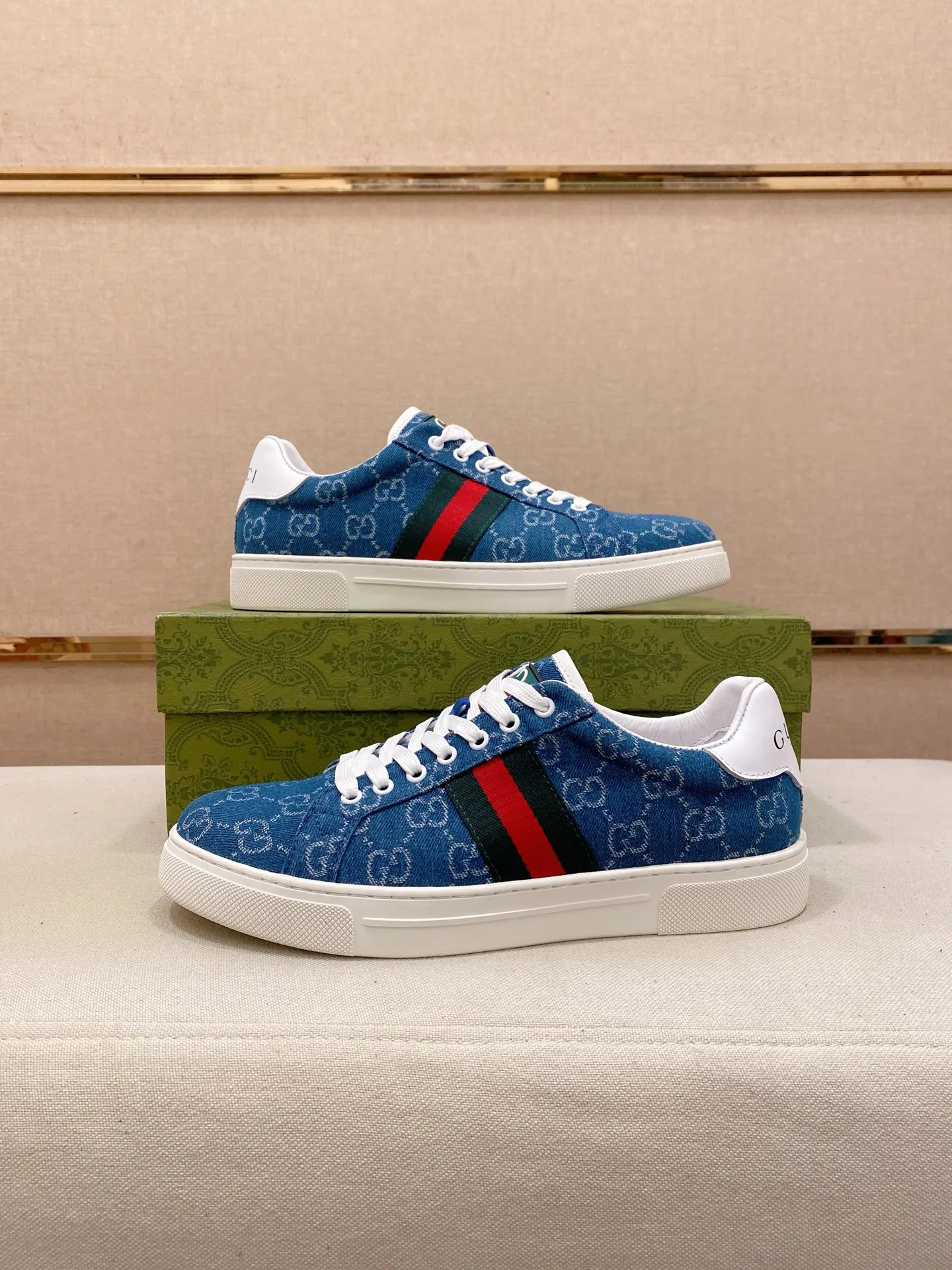 Factory price: 460💰 (GUCCI) The latest model from the official website 🎁🎁Casual and fashionable men's shoes👟, hot style 💥The version is simple and elegant, exclusive for trendy men. Unique official website latest brand elements 👑Gucci original decoration, fashionable and generous, the fabric is original cowhide ✅sheepskin lining, the official website specifies wear-resistant casual outsole, the classic model is taken in kind at the counter🎬38-44 (45 is not returned or exchanged)